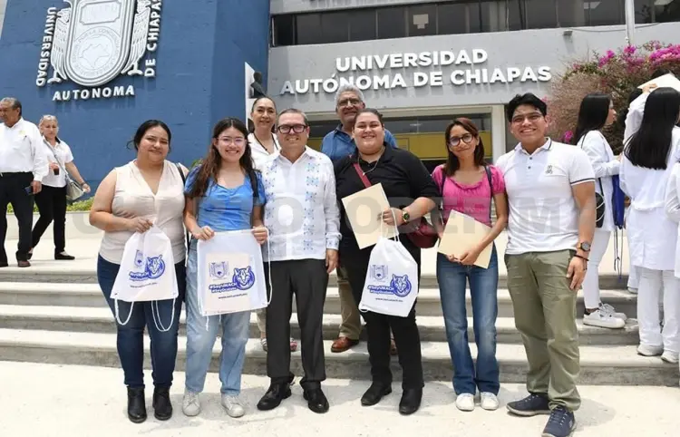Entregan becas del programa Delfín