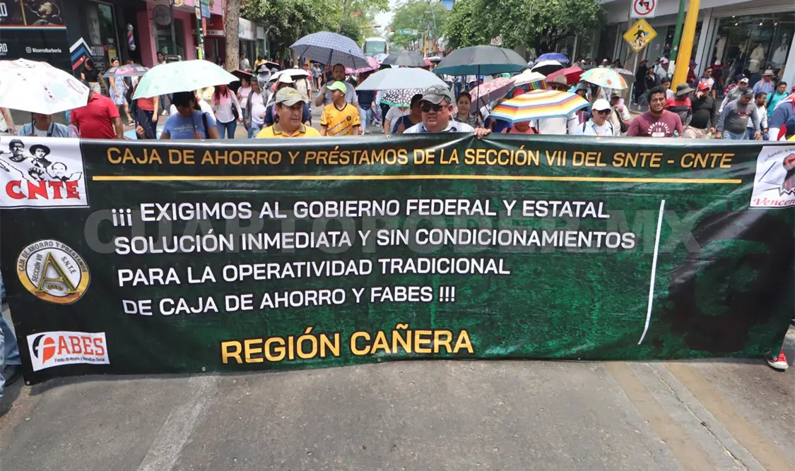 Maestros marcharon este jueves en la capital chiapaneca. Diego Pérez / CP