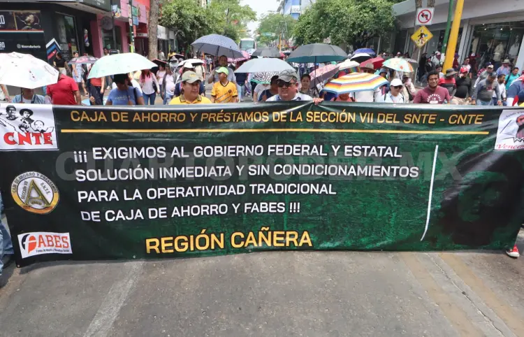 Maestros de la CNTE cierran la López Mateos