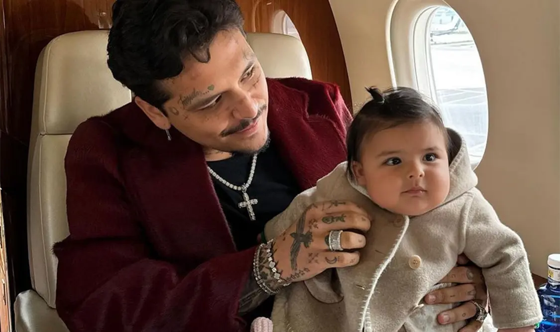 Captan a Nodal con su hija Inti