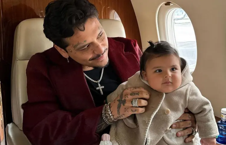 Captan a Nodal con su hija Inti