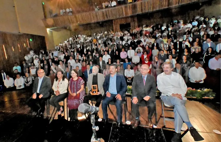 Reconocen aporte de Óscar Oliva