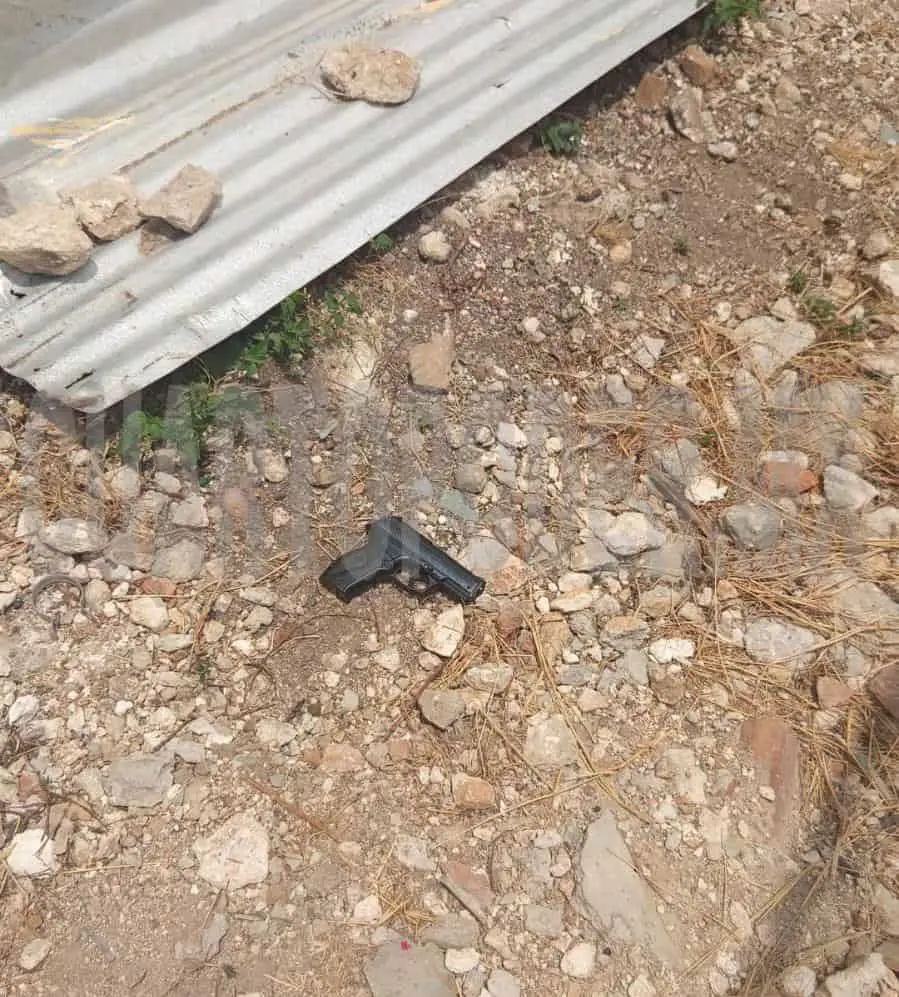 Estudiante saca arma y amenaza a compañeros