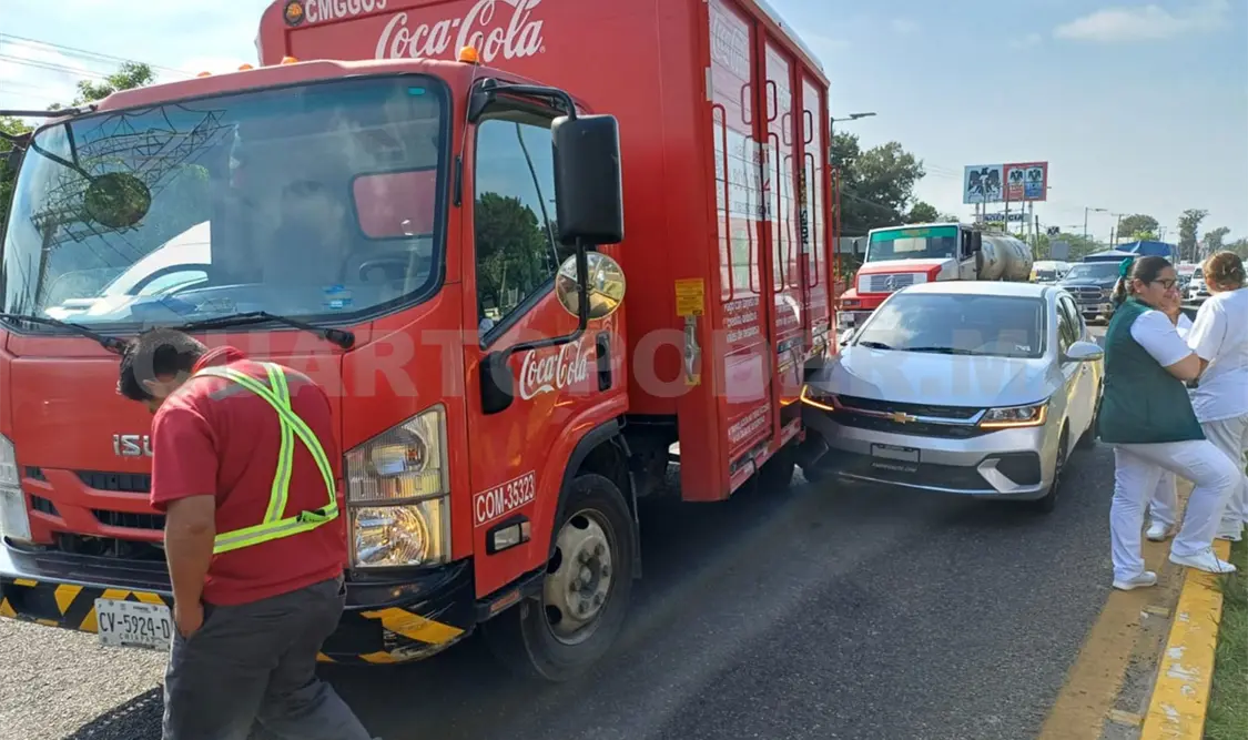 A unos metros del entronque con el libramiento Sur, el camión le cortó la circulación al sedán. Juan Orel / CP