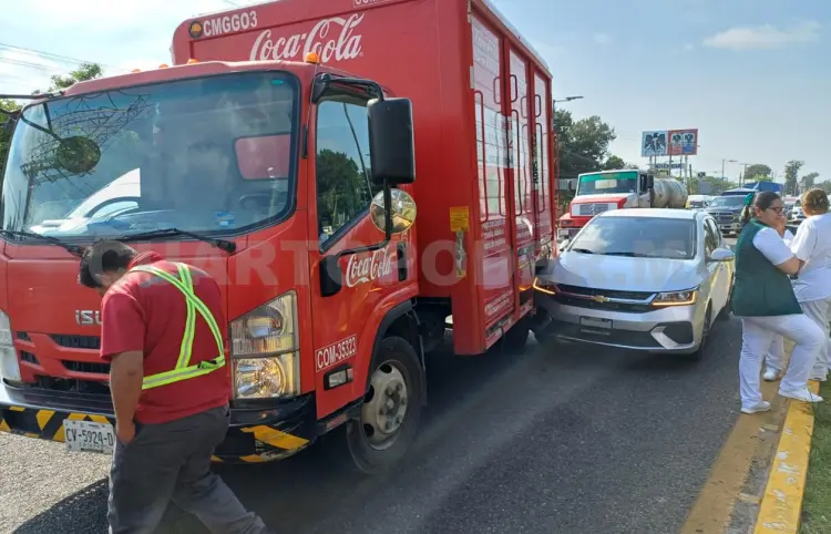Camión refresquero choca en bulevar