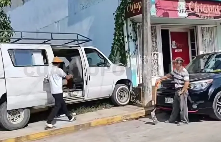 Furgoneta se estampa en fachada de pastelería