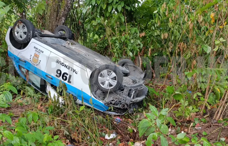 Deja abandonado su taxi luego de volcar