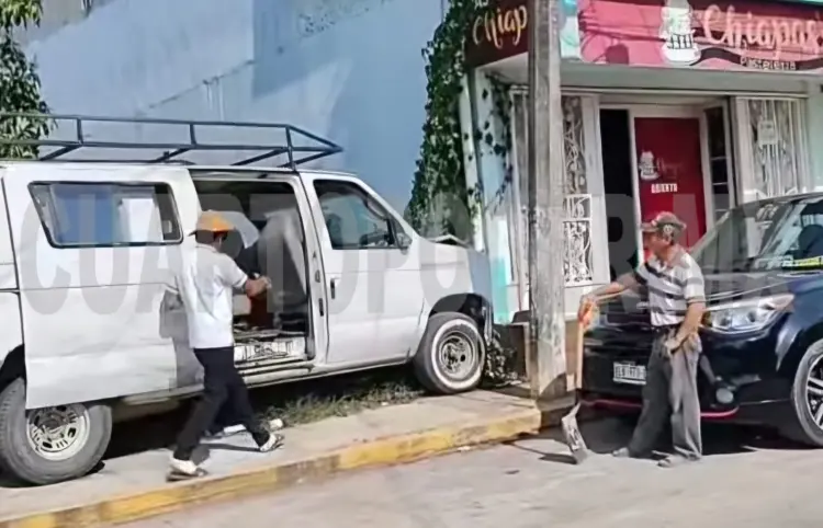 Furgoneta se estampa en fachada de pastelería
