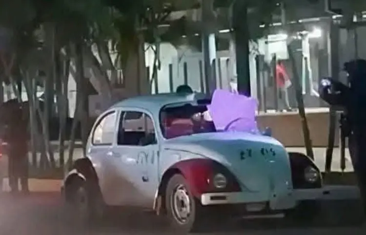Abandonan taxi con cuerpos desmembrados