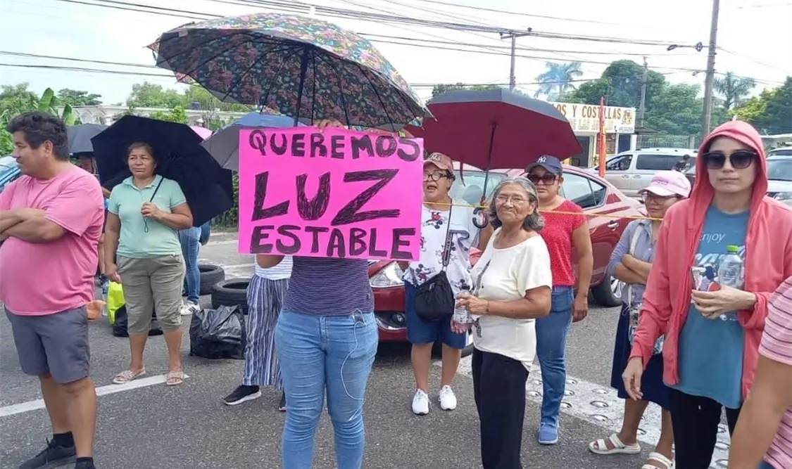 Cierre en carretera de Tabasco cumple 24 horas; provoca caos