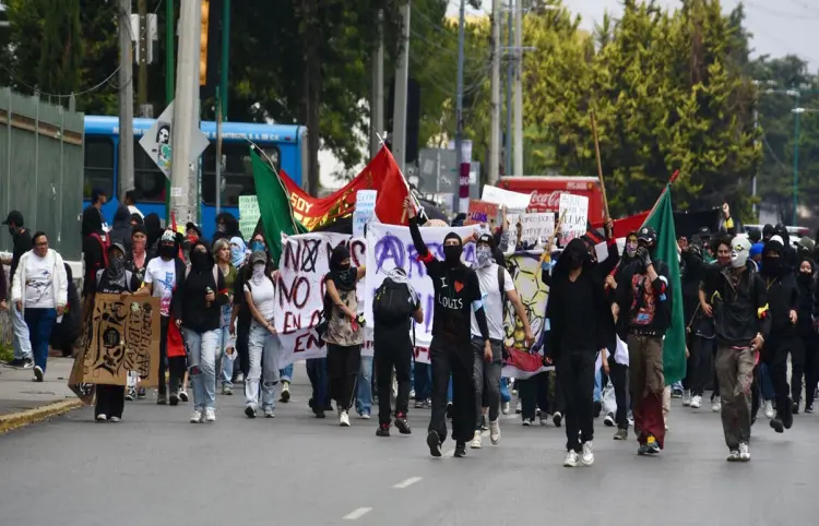 Marcha de UAEMex se torna violenta