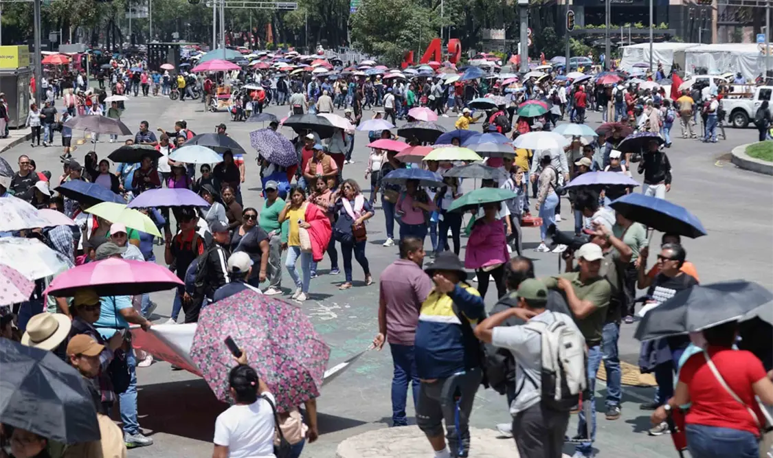 Tras marchar desde el Ángel de la Independencia hasta el Caballito, líderes regionales de la CNTE llamaron a otras organizaciones a unirse a los bloqueos. El Universal