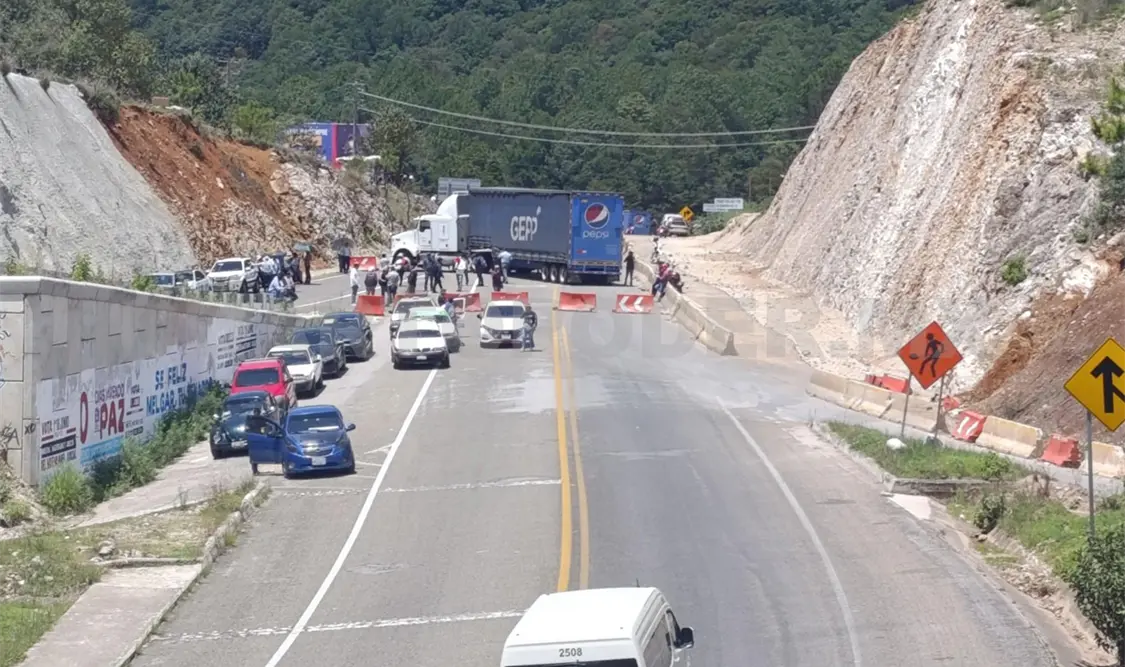 El cierre tardó más de tres horas en la carretera de cuota que comunica a San Cristóbal de Las Casas con Tuxtla Gutiérrez. Elio Henríquez / CP