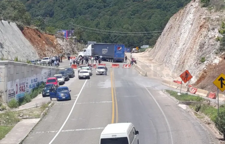 Maestros bloquean carretera de cuota
