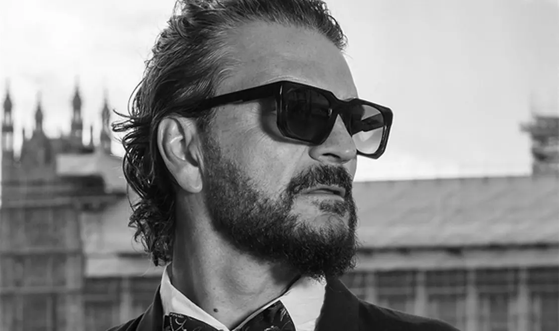 Gana Arjona demanda a Toyota