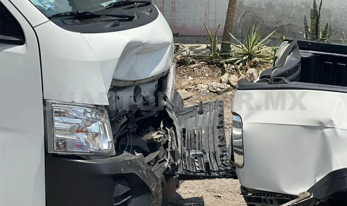 Se dijo que la Urvan no respetó la distancia necesaria y se estampó contra dos vehículos particulares. Ulises Villalobos / CP