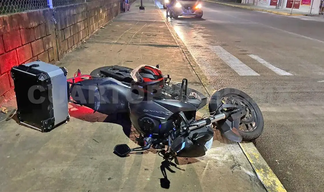 Moto se estrella contra un vehículo
