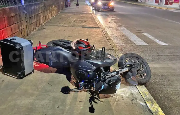 Moto se estrella contra un vehículo