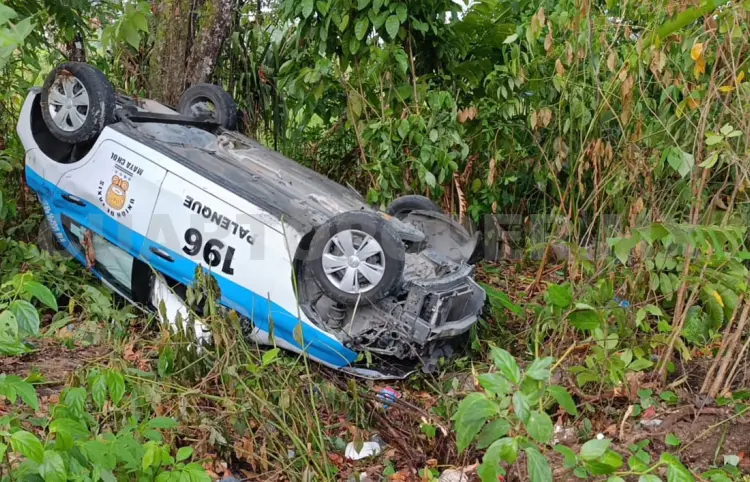 Abandona su taxi luego de volcar