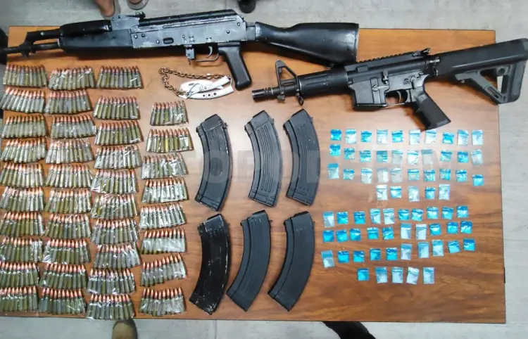 Los detienen por llevar armas largas y droga