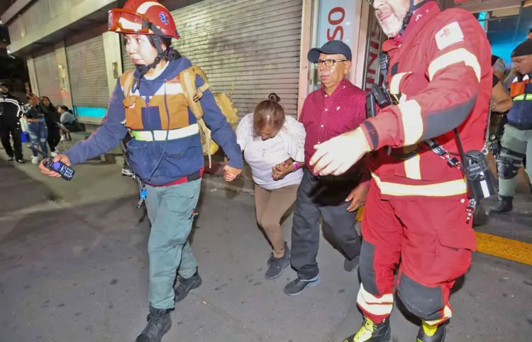 Rescatan a 12 personas en elevador