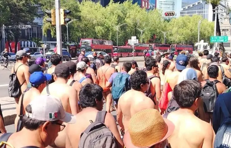 Día al Desnudo; personas se quitan la ropa