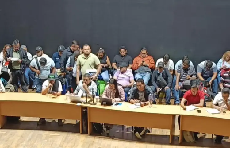 Maestros comienzan a retirar casas de campaña