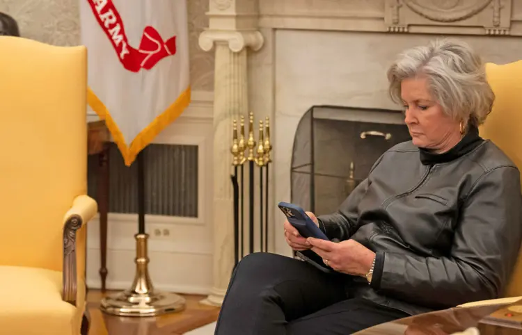Investigan mensajes que suplantan a Susie Wiles