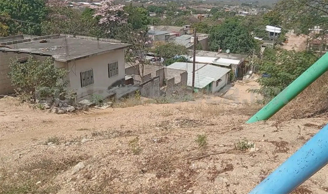 La casa se encuentra en riesgo ante el temporal de lluvias. Cortesía