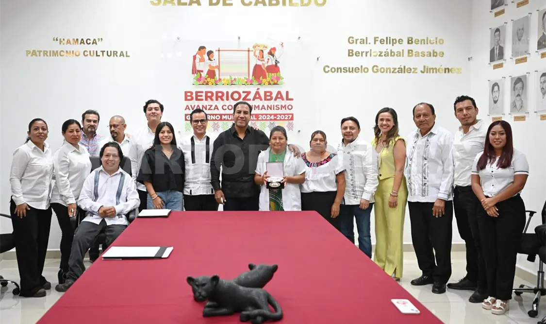 El magistrado participó en la entrega de una medalla póstuma a Consuelo González Jiménez, reconocida como la primera partera tradicional del municipio. Cortesía