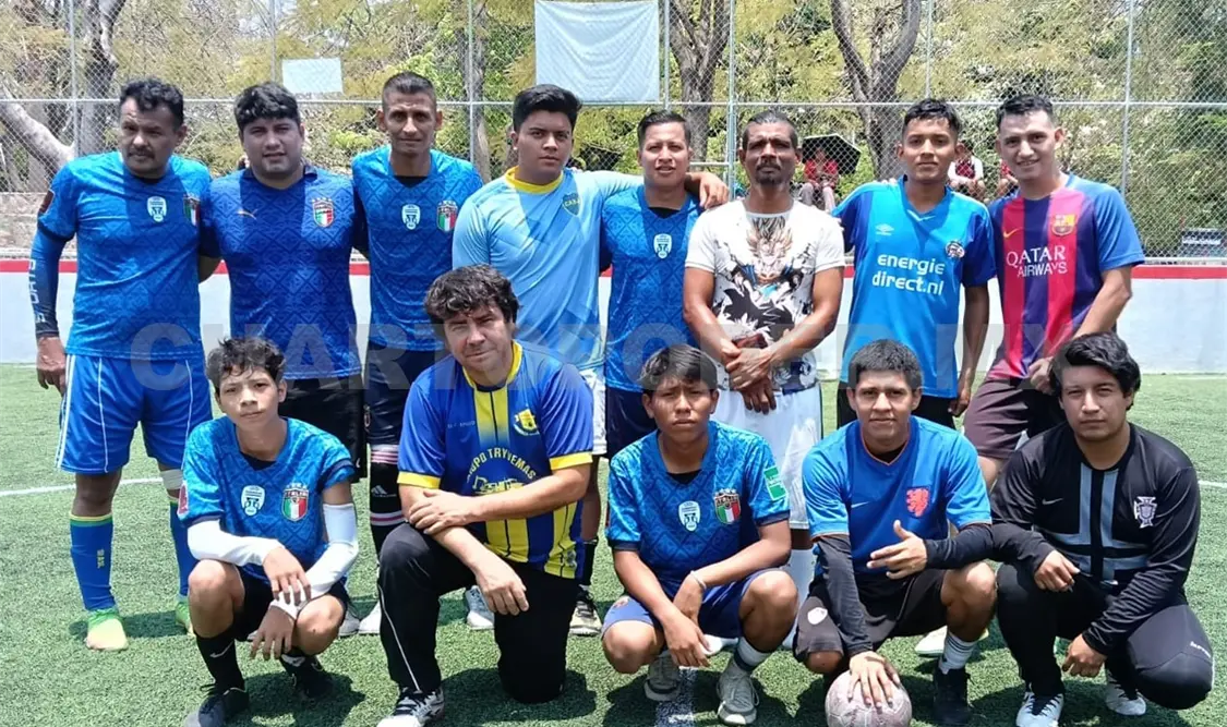Los jugadores de los diferentes equipos, listos para brindarse en el terreno de juego. Cortesía