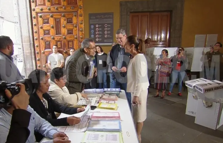 Claudia Sheinbaum emite su voto en histórica elección judicial