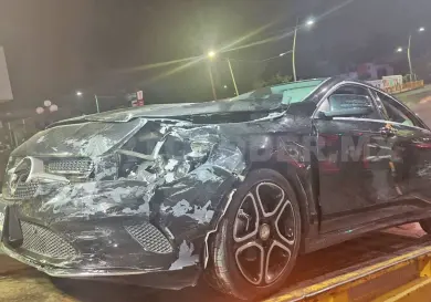 Semaforazo en bulevar entre dos automóviles