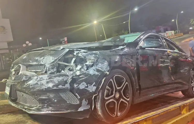 Semaforazo en bulevar entre dos automóviles