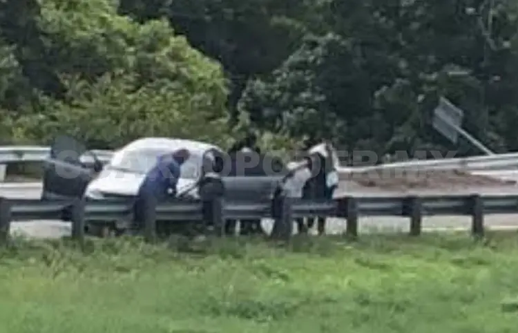 Se accidenta camioneta en el tramo El Caballito