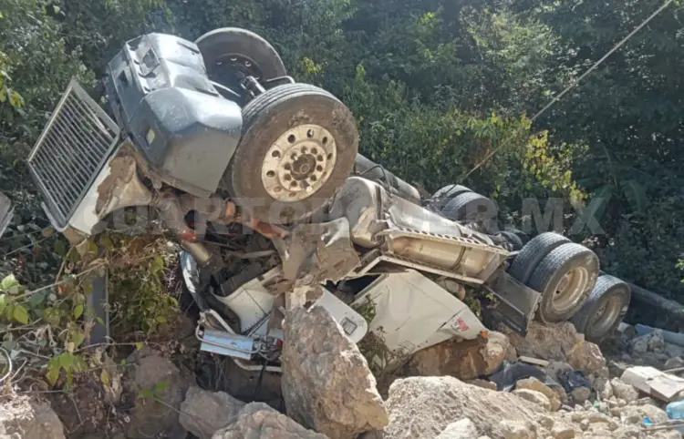Fallece chofer de tráiler al salirse del camino