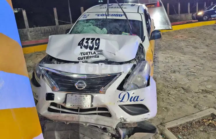 Acaba su taxi al estamparse en una pilastra