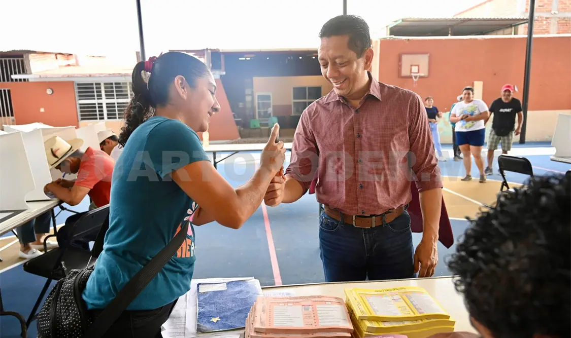 El fiscal votó en la escuela Belisario Domínguez Palencia de Suchiapa. Andrés Domínguez / CP