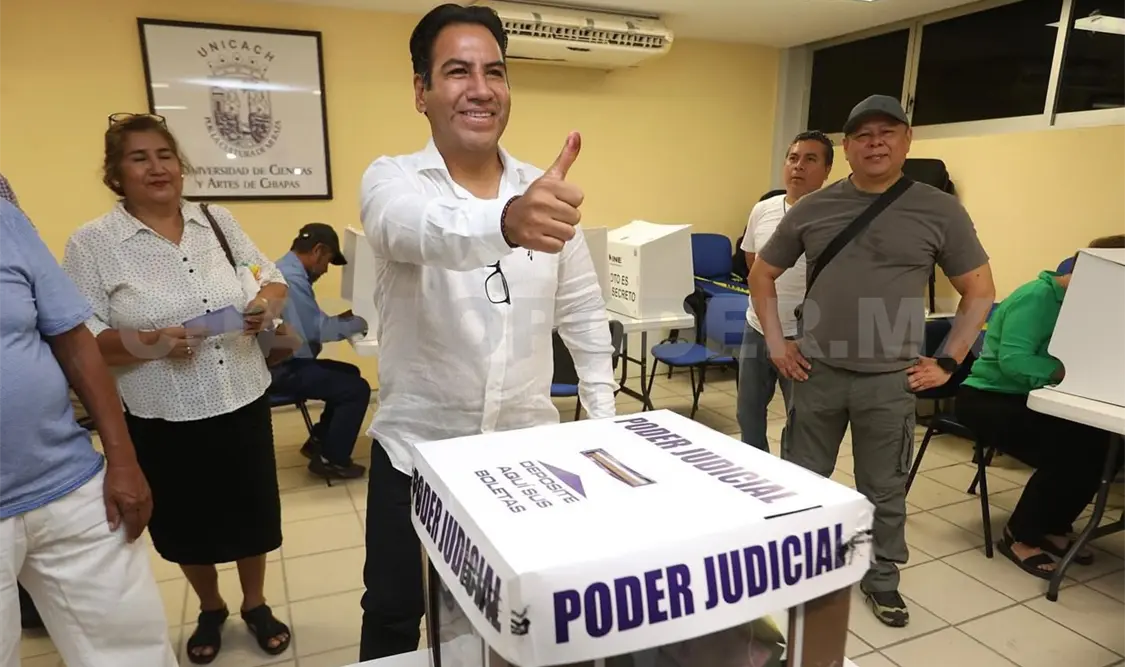 El mandatario acudió a la casilla especial ubicada en las instalaciones de la Unicach. Cortesía