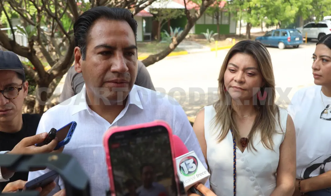 Luego de emitir su voto, Eduardo Ramírez aprovechó para escuchar algunas peticiones de ciudadanos. Carlos López / CP