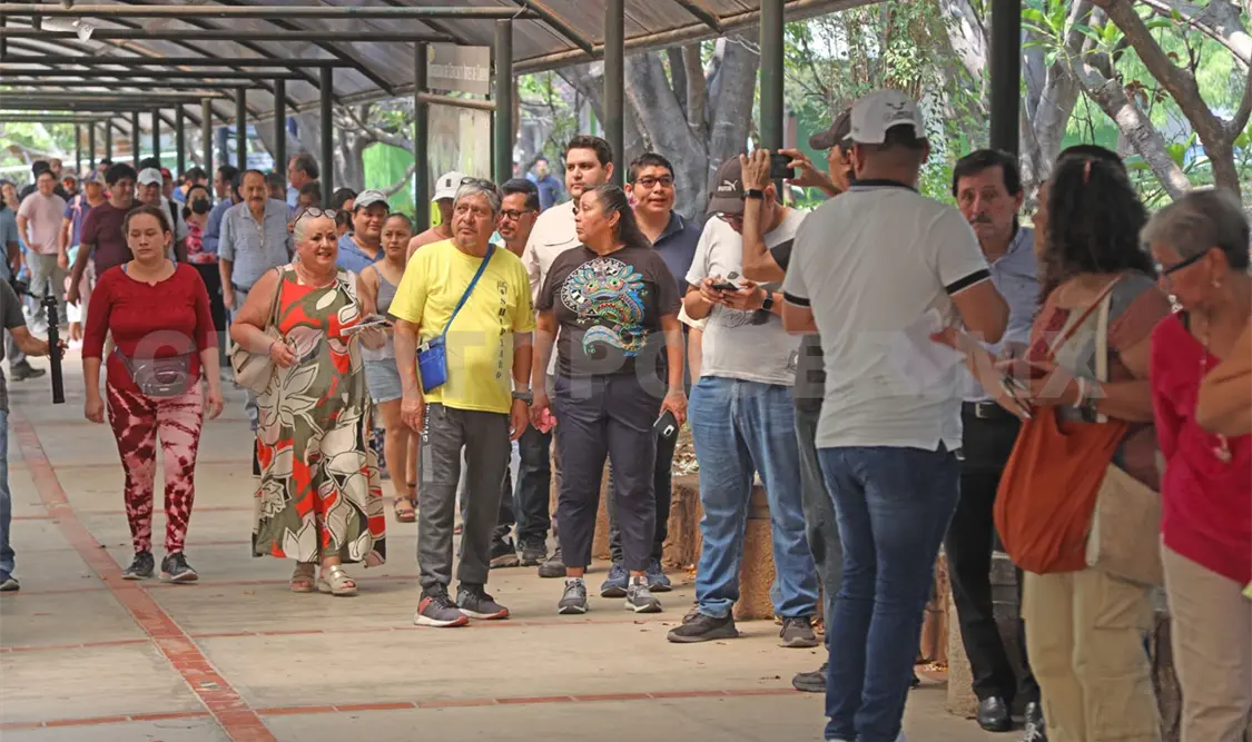 Se hicieron filas largas en las casillas de la Unicach. Carlos López / CP