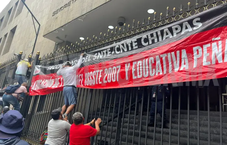 CNTE refuerza presión: cerco en Gobernación y exigencia de diálogo directo