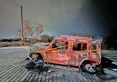 Impacta en moto estacionada y se incendian