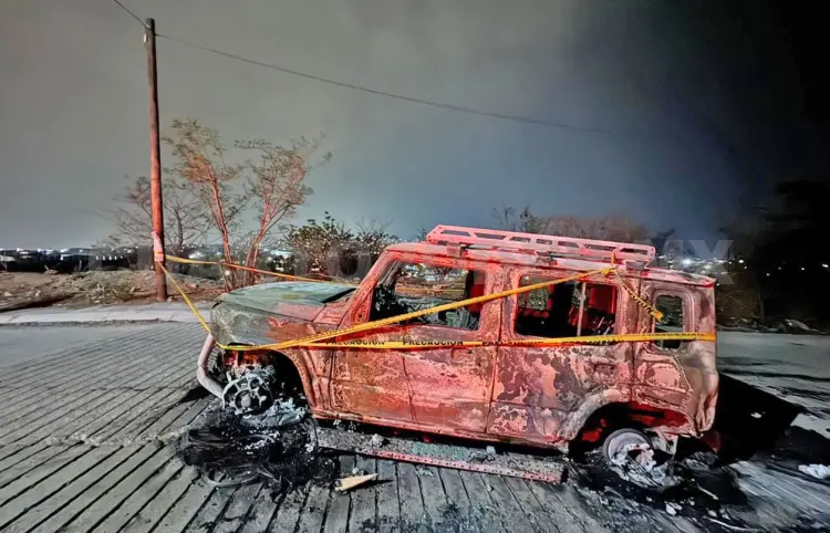 Impacta en moto estacionada y se incendian