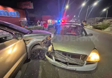 Se estrella auto por circular en sentido contrario