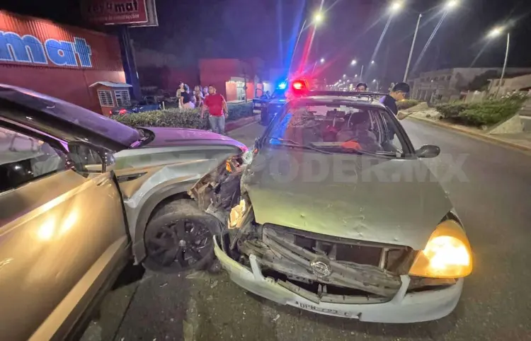Se estrella auto por circular en sentido contrario