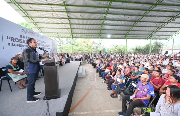 Entrega Eduardo Ramírez becas en La Trinitaria