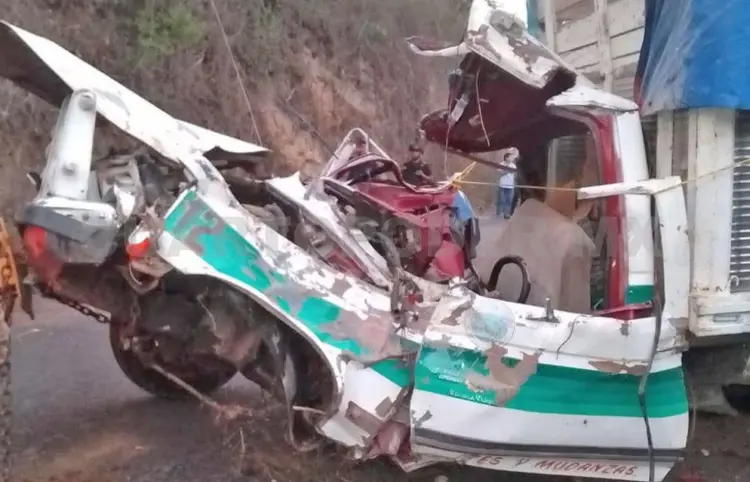 Se le van los frenos y choca; chofer murió