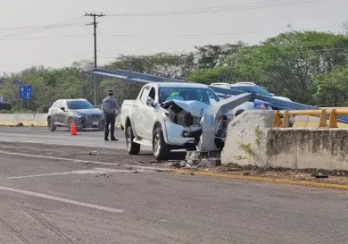 Automovilista derriba letrero informativo y huye
