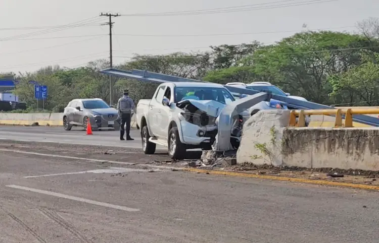 Automovilista derriba letrero informativo y huye